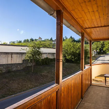 Charming Historic With Two Near Zoo *