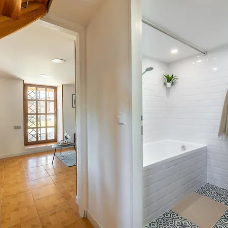 Апартаменты Charming Historic With Two Near Zoo