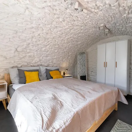 Charming Historic With Two Near Zoo