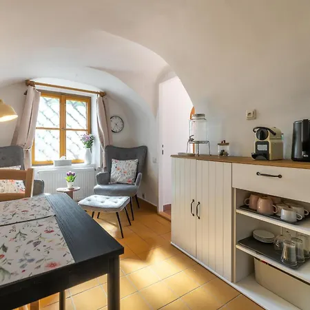 Charming Historic With Two Near Zoo