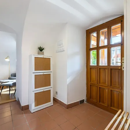 Charming Historic With Two Near Zoo