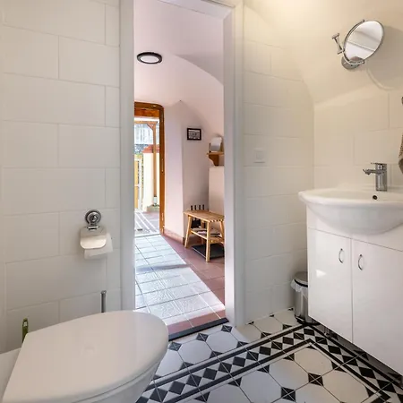 Апартаменты Charming Historic With Two Near Zoo