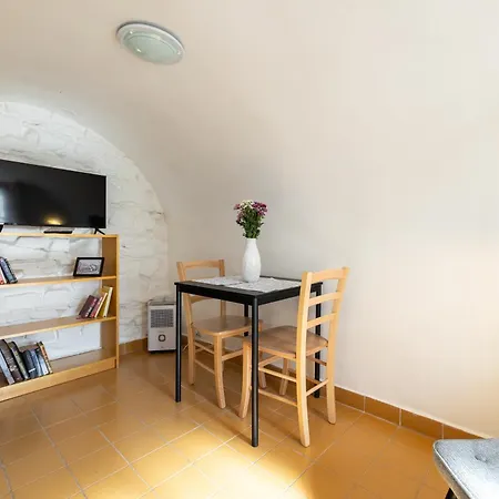 Charming Historic With Two Near Zoo