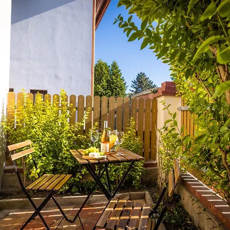 Charming Historic With Two Near Zoo Апартаменты