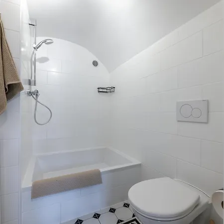 Апартаменты Charming Historic With Two Near Zoo *