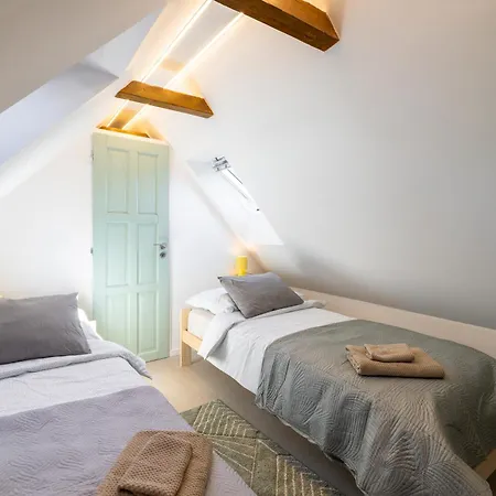 Apartman Charming Historic With Two Near Zoo