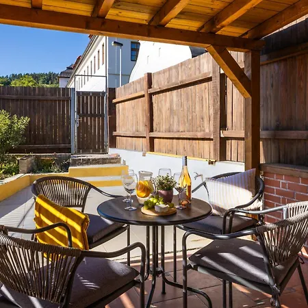 Charming Historic With Two Near Zoo