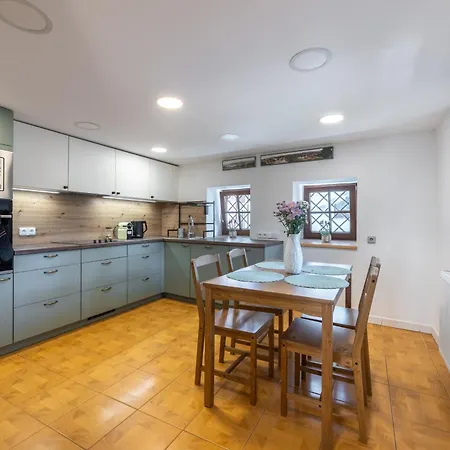 Charming Historic With Two Near Zoo