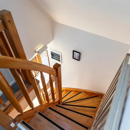 Апартаменты Charming Historic With Two Near Zoo
